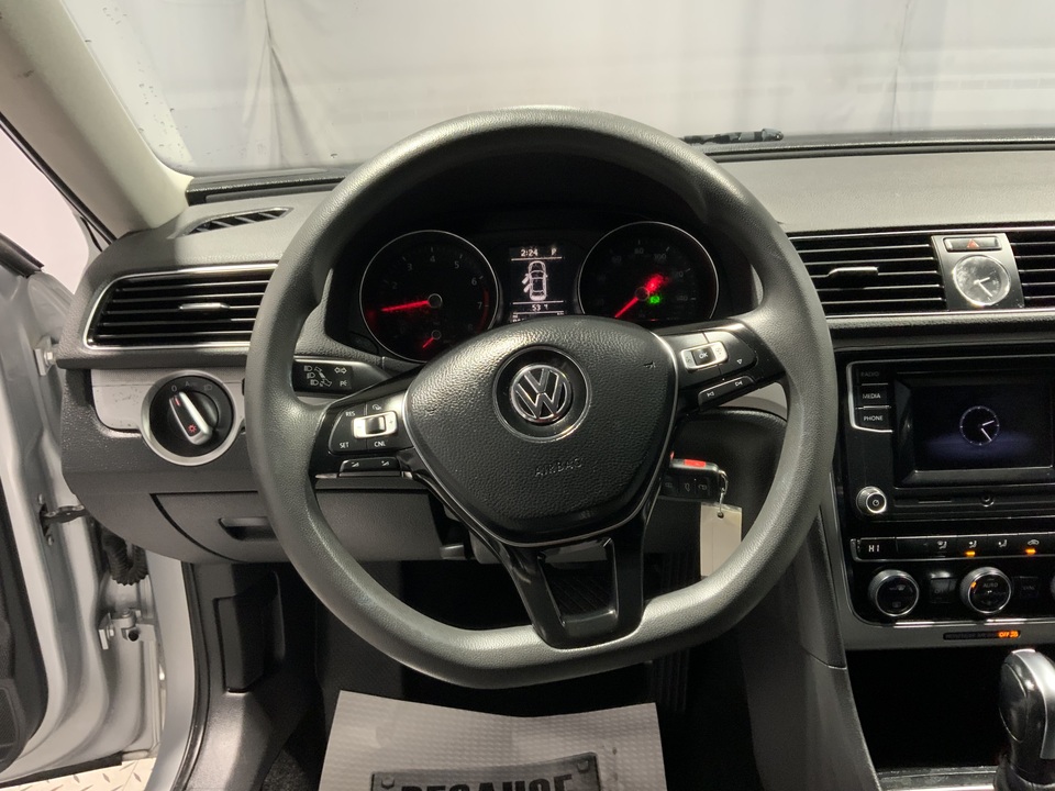 2017 Volkswagen Passat S 6A
