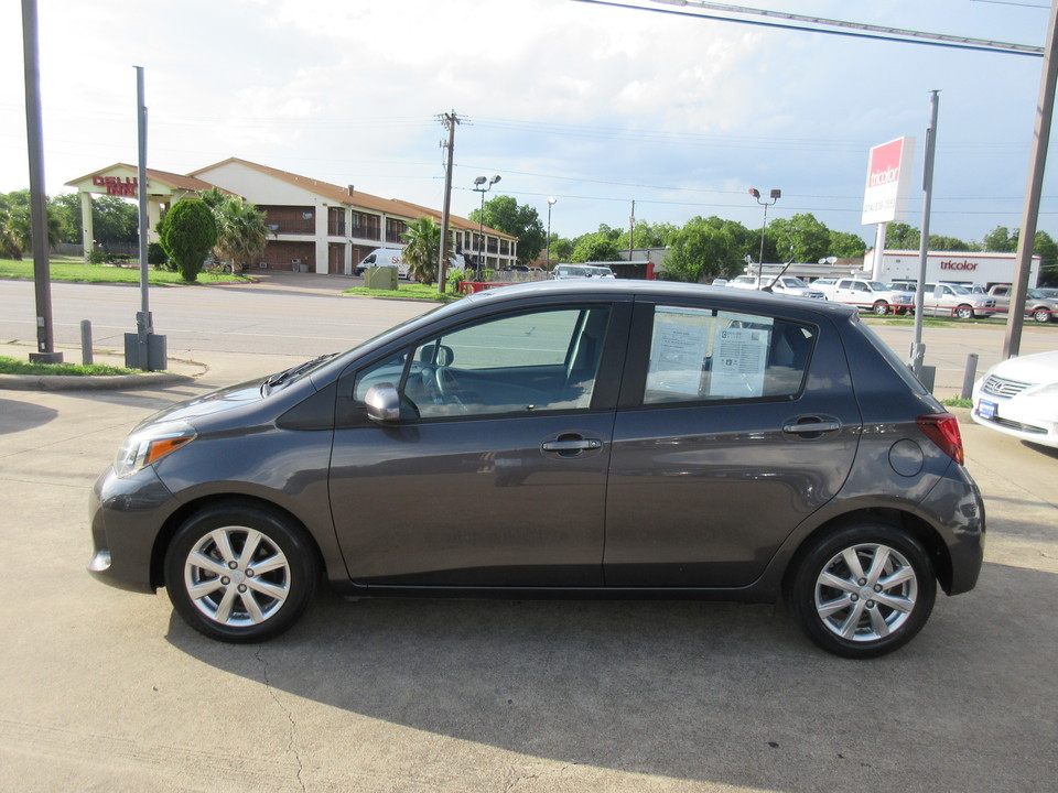 2015 Toyota Yaris LE 5-Door AT