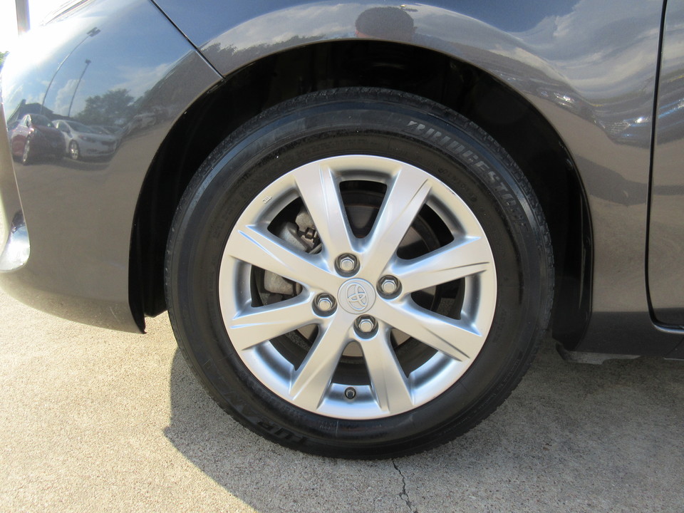 2015 Toyota Yaris LE 5-Door AT