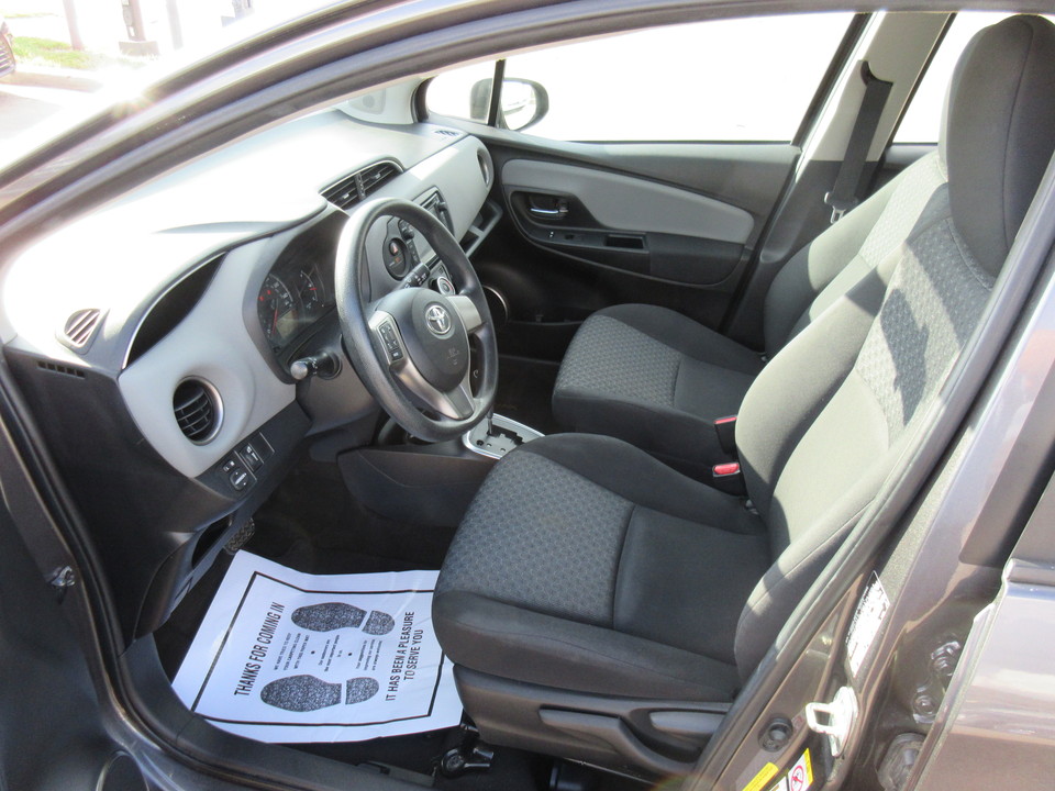 2015 Toyota Yaris LE 5-Door AT