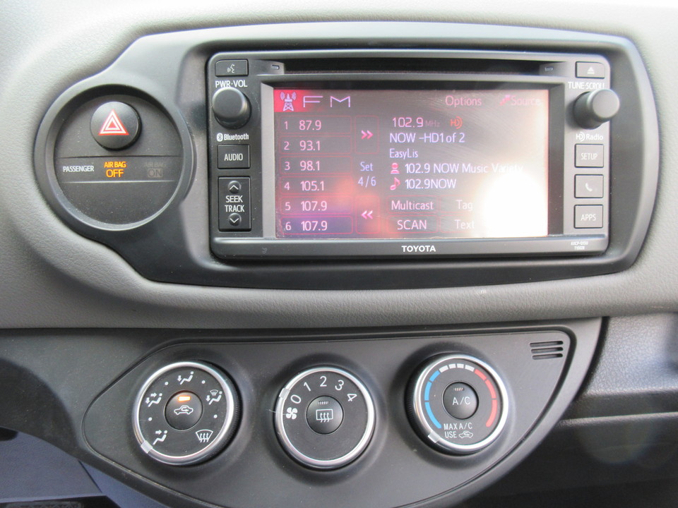 2015 Toyota Yaris LE 5-Door AT