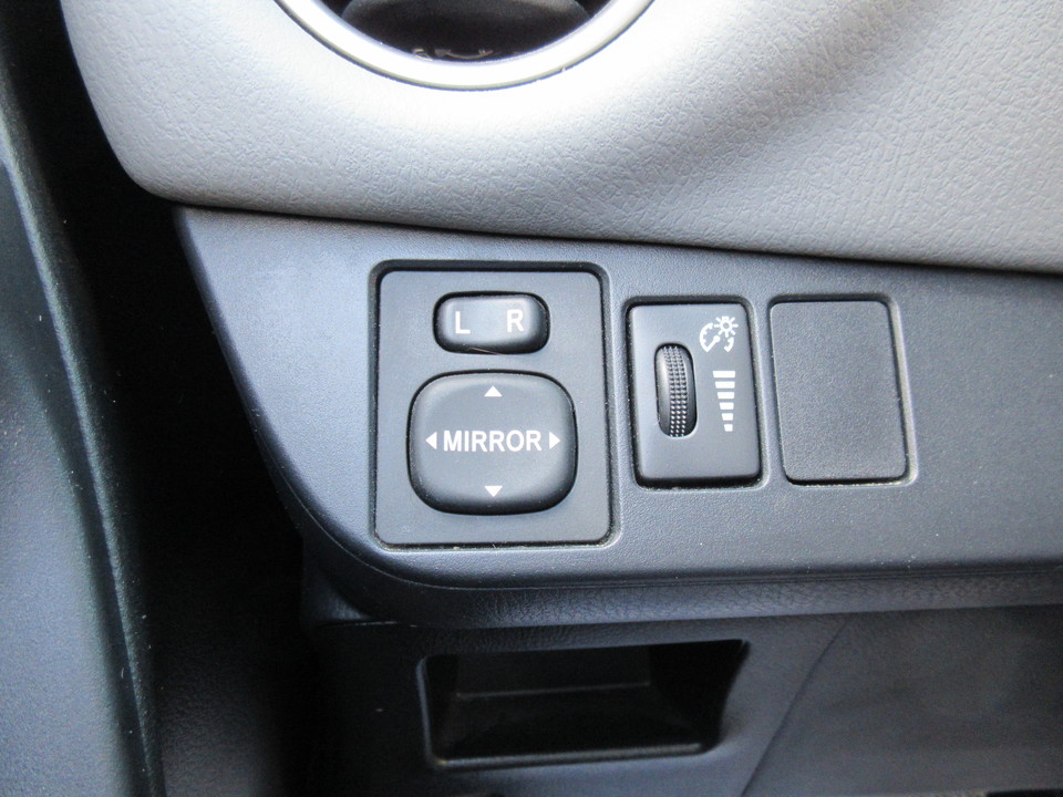 2015 Toyota Yaris LE 5-Door AT