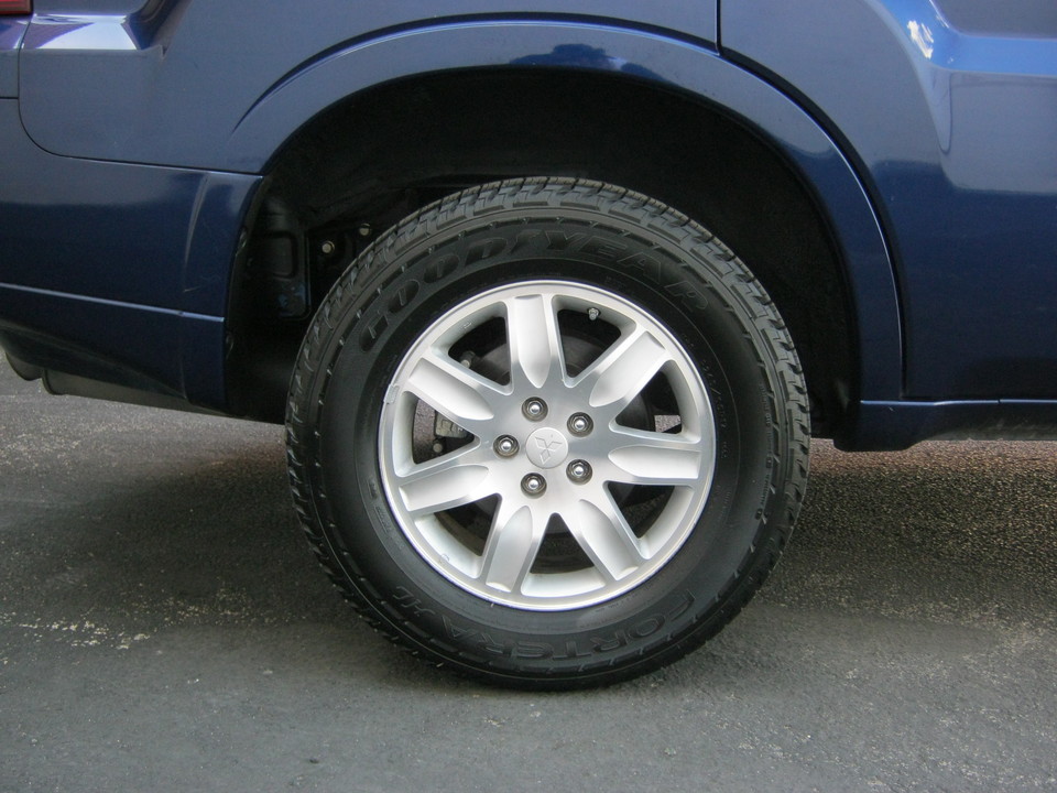 2010 Mitsubishi Endeavor LS 2WD
