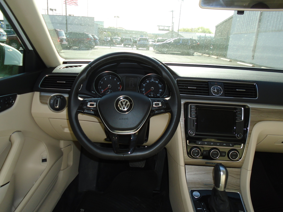 2017 Volkswagen Passat SE 6A