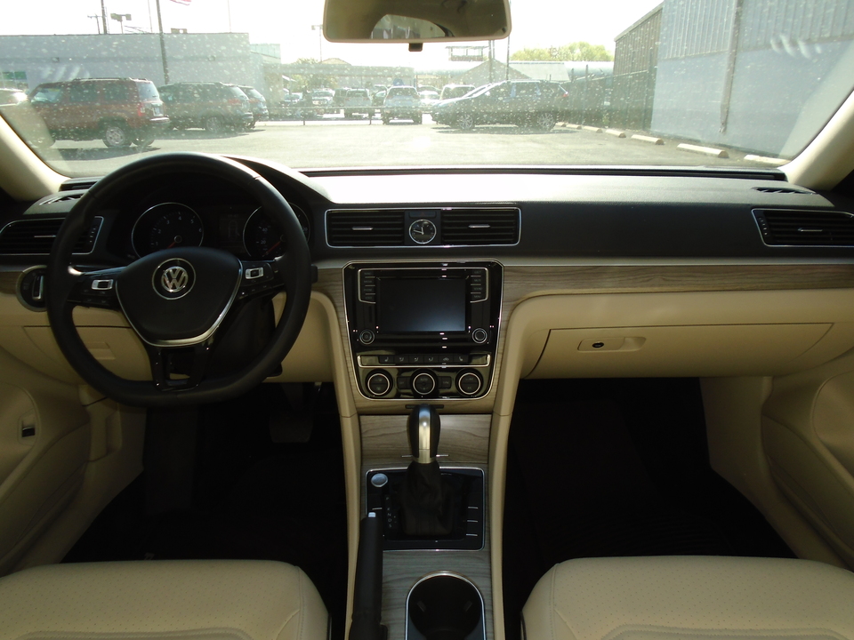 2017 Volkswagen Passat SE 6A