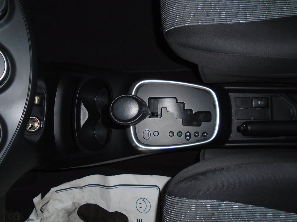 2015 Toyota Yaris L 5-Door AT