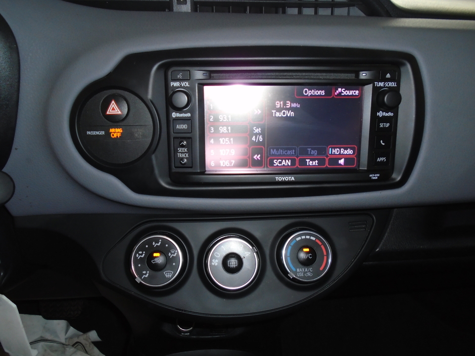 2015 Toyota Yaris L 5-Door AT