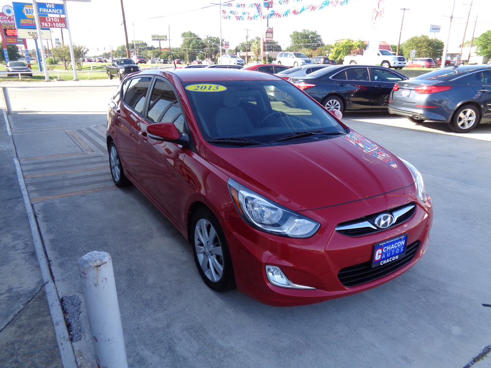 2013 Hyundai Accent SE 5-Door
