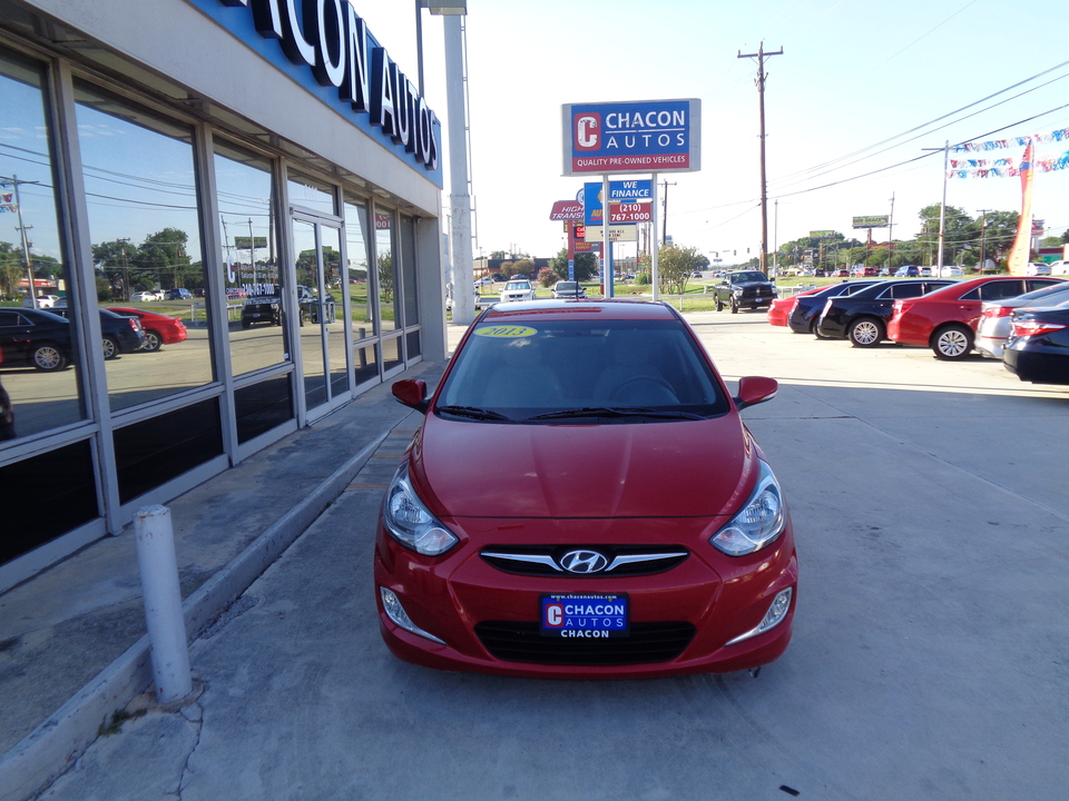 2013 Hyundai Accent SE 5-Door