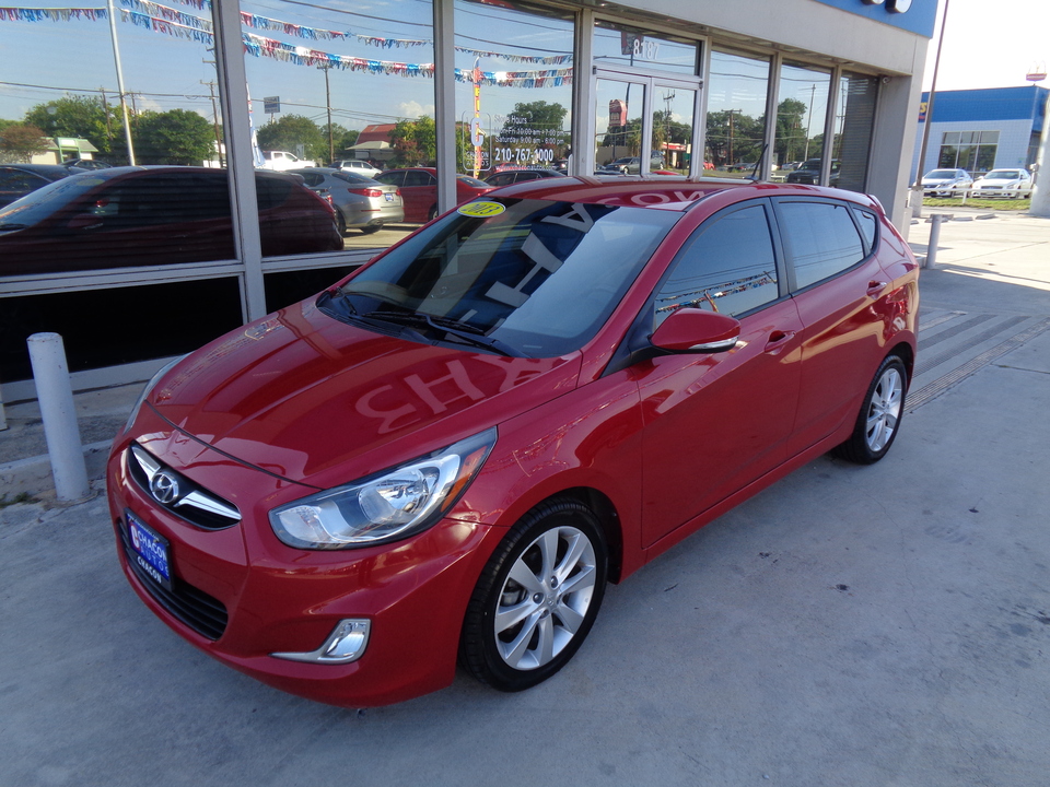 2013 Hyundai Accent SE 5-Door