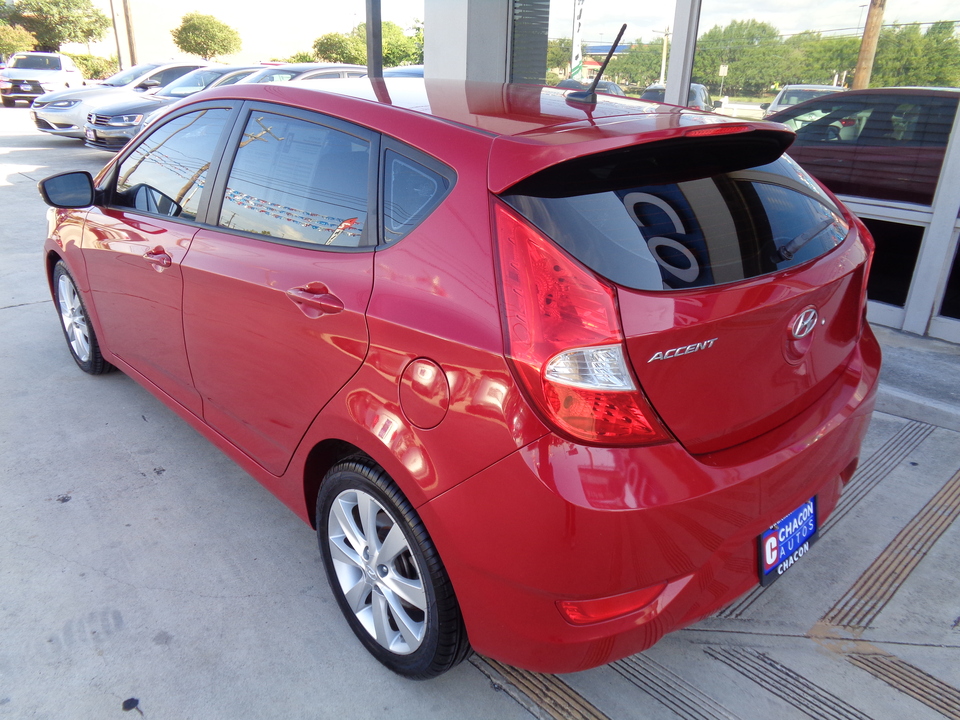 2013 Hyundai Accent SE 5-Door