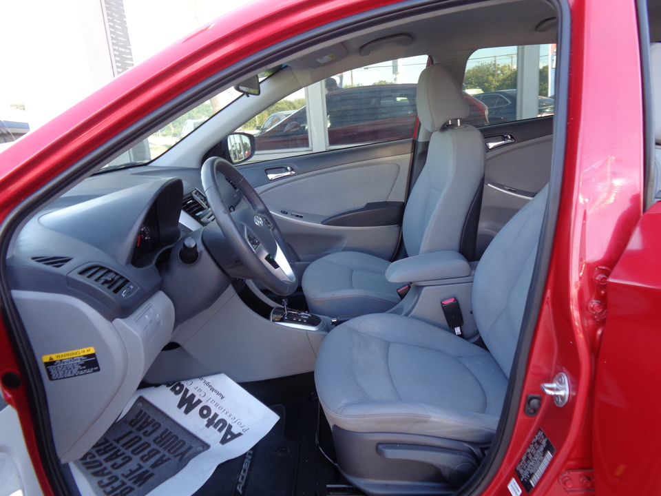 2013 Hyundai Accent SE 5-Door