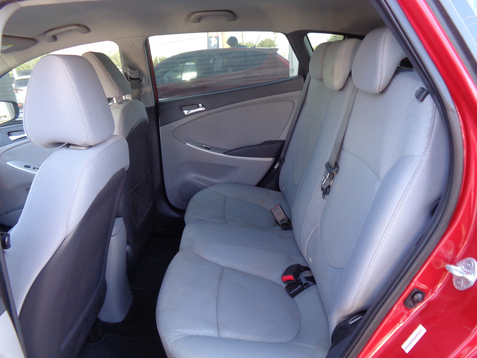 2013 Hyundai Accent SE 5-Door