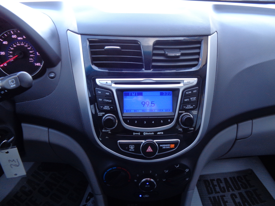 2013 Hyundai Accent SE 5-Door