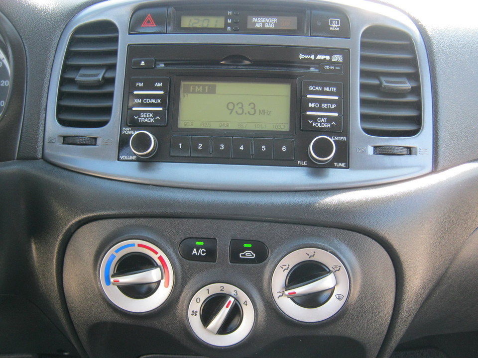 2009 Hyundai Accent SE 3-Door