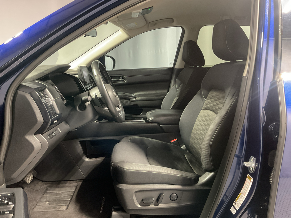 2023 Nissan Pathfinder SV