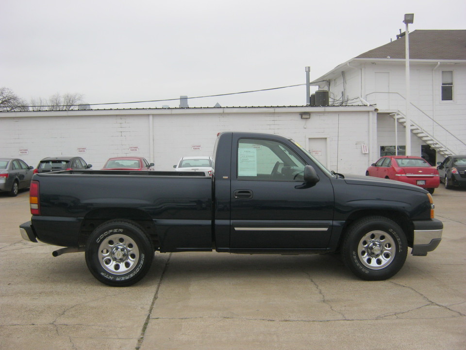 2005 Chevrolet Silverado 1500 LS Short Bed 2WD