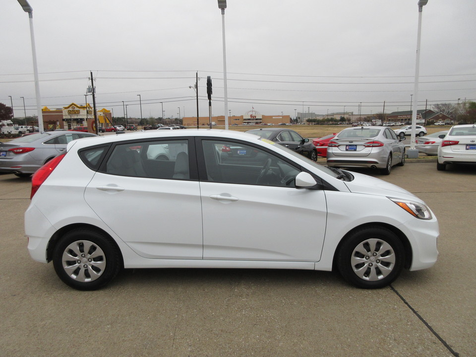 2017 Hyundai Accent SE 5-Door 6A