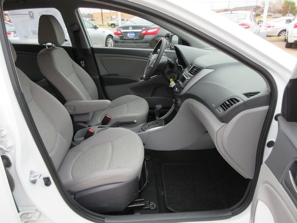 2017 Hyundai Accent SE 5-Door 6A