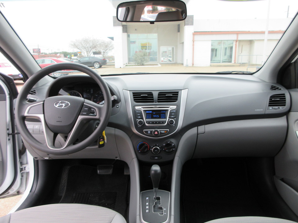 2017 Hyundai Accent SE 5-Door 6A