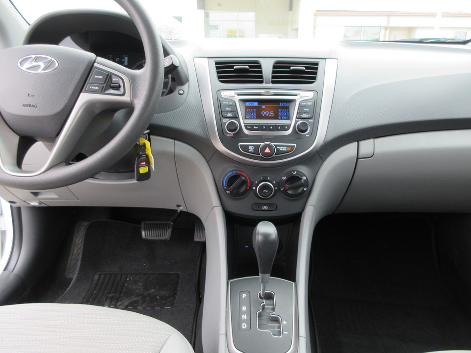 2017 Hyundai Accent SE 5-Door 6A