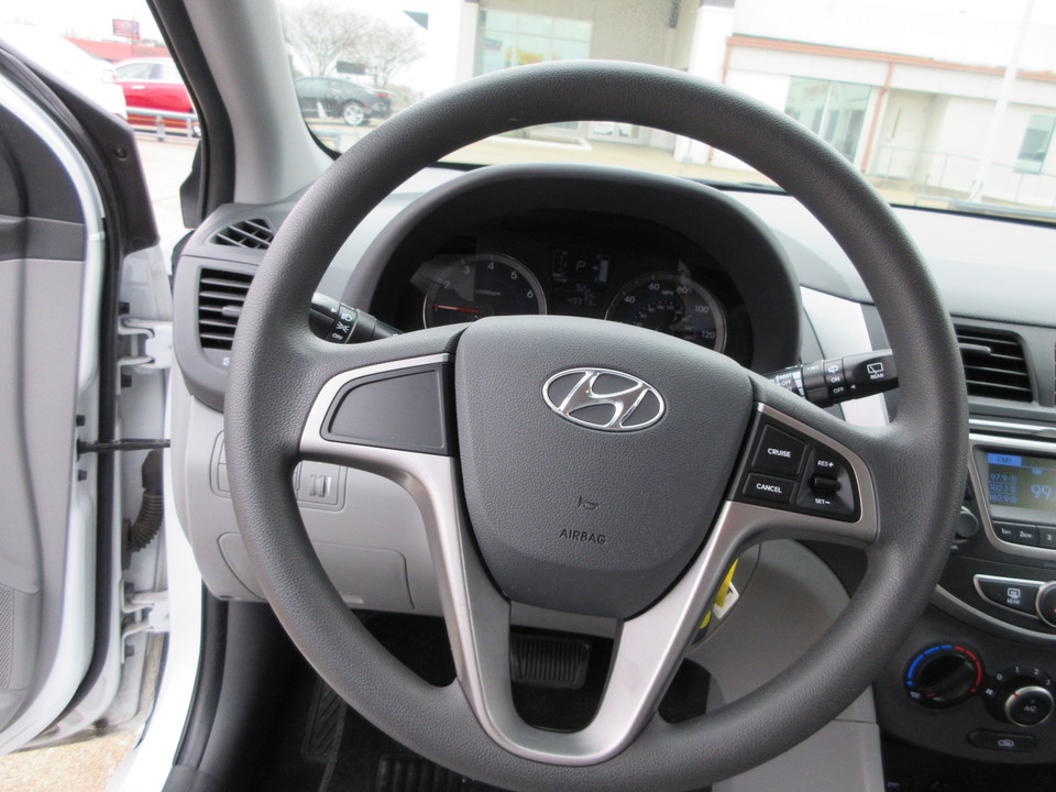 2017 Hyundai Accent SE 5-Door 6A