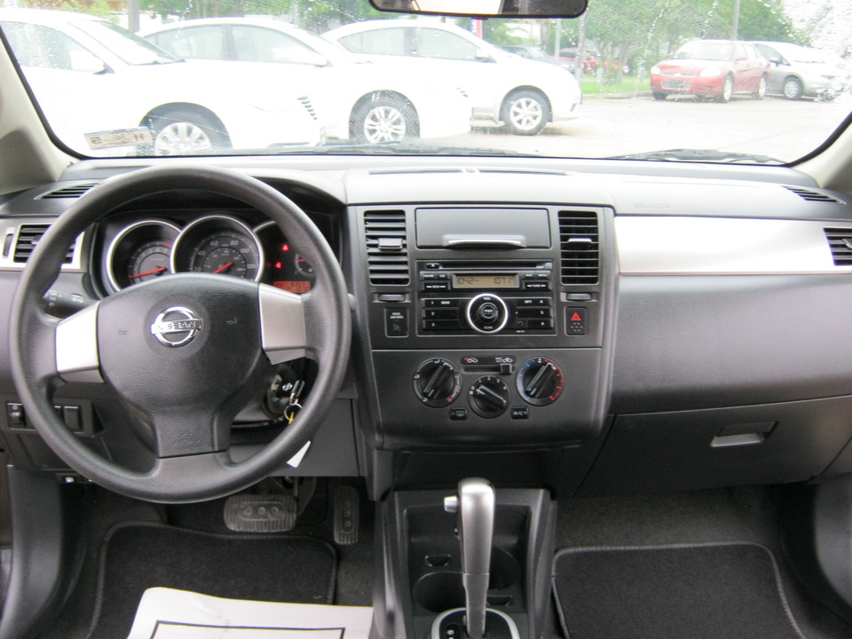 2011 Nissan Versa 1.8 S Hatchback