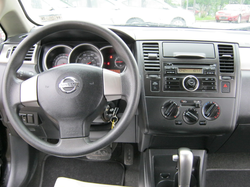 2011 Nissan Versa 1.8 S Hatchback