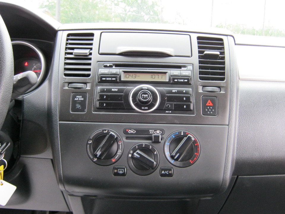 2011 Nissan Versa 1.8 S Hatchback