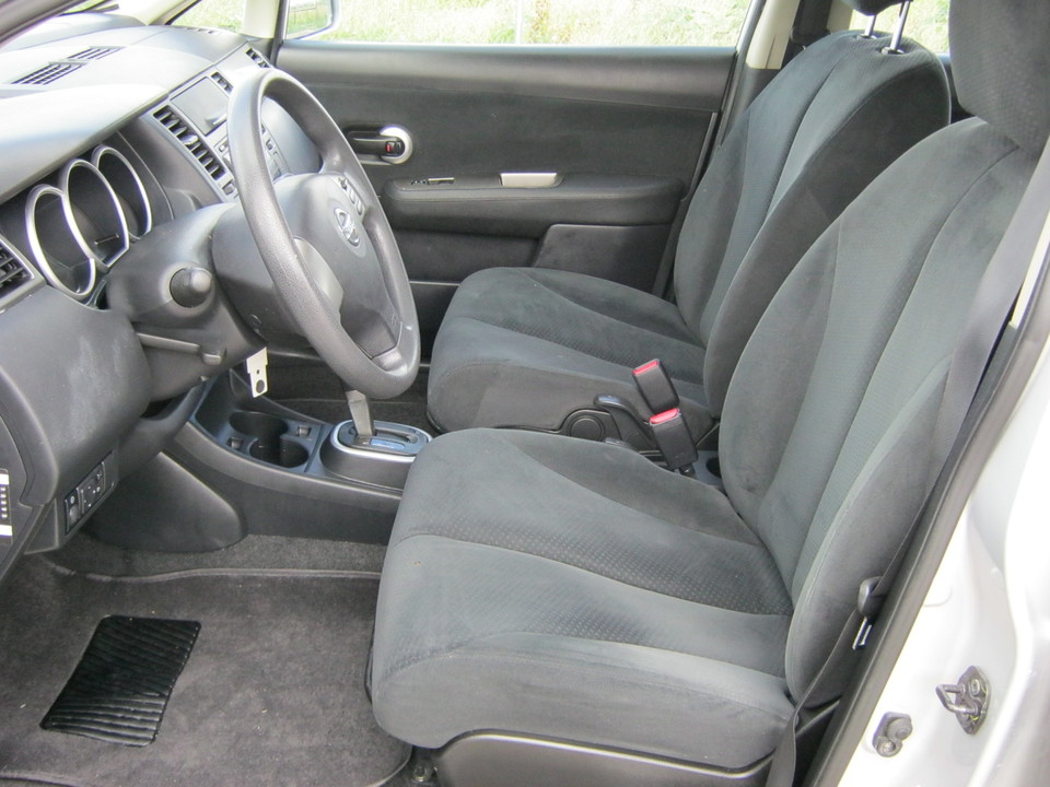 2011 Nissan Versa 1.8 S Hatchback