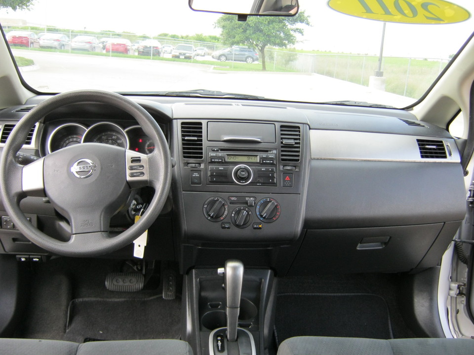 2011 Nissan Versa 1.8 S Hatchback