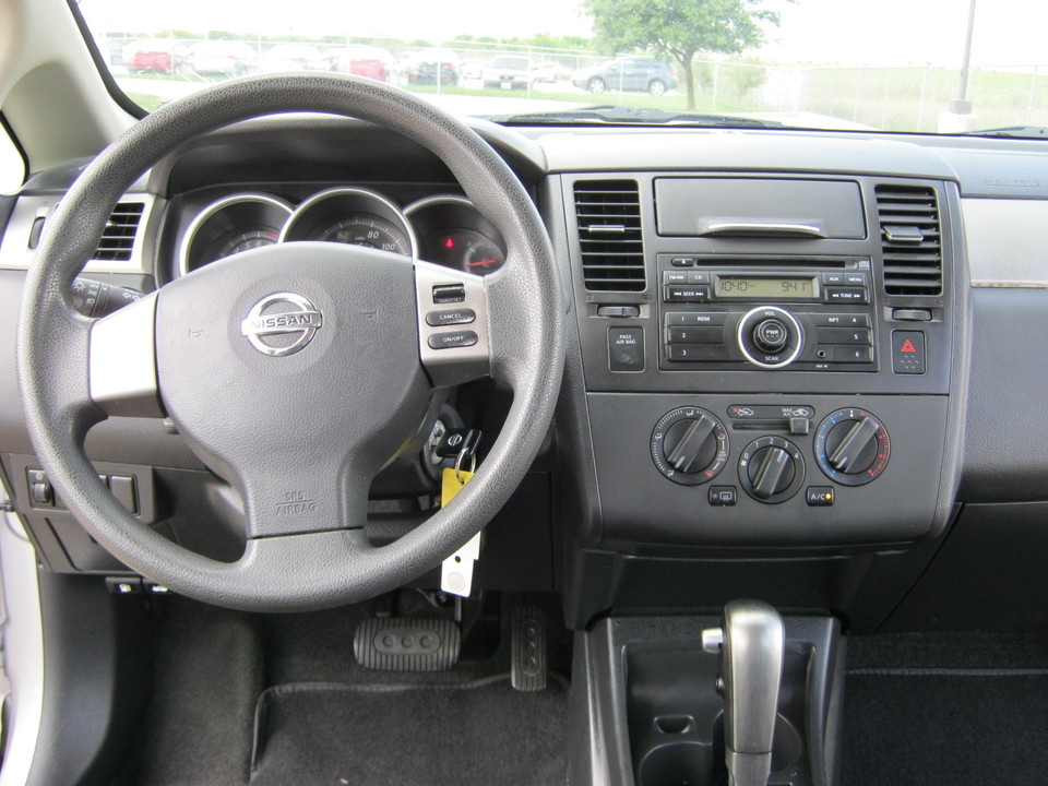2011 Nissan Versa 1.8 S Hatchback