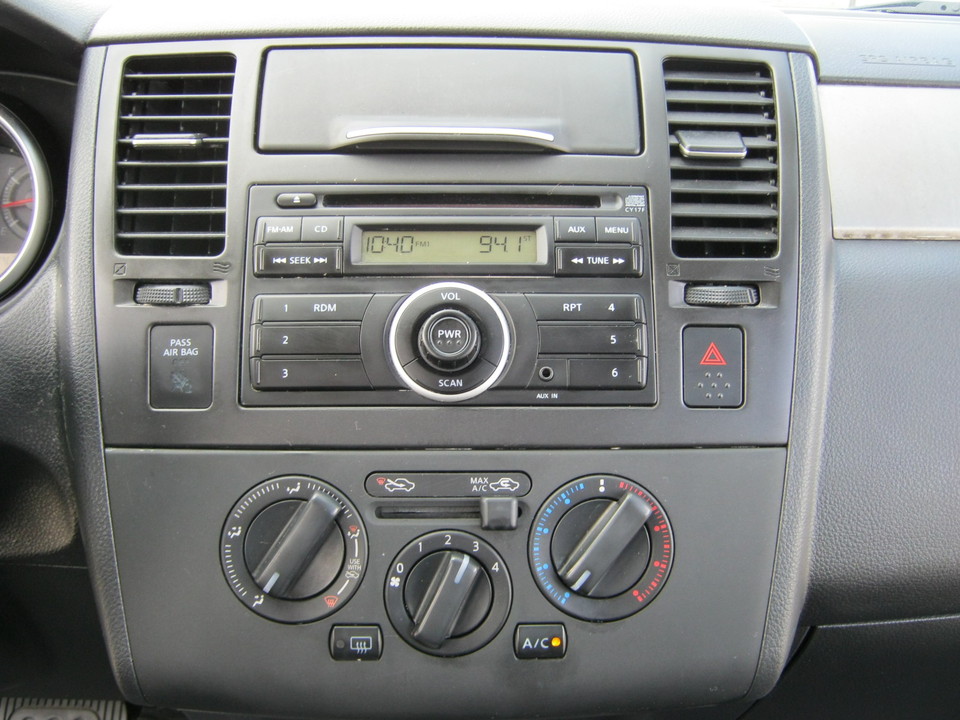 2011 Nissan Versa 1.8 S Hatchback