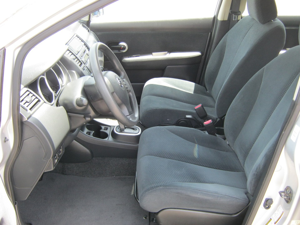 2010 Nissan Versa 1.8 S Hatchback