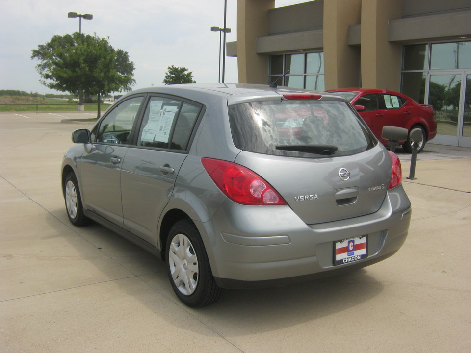 2011 Nissan Versa 1.8 S Hatchback