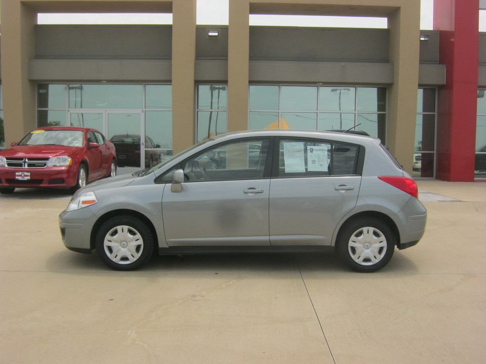 2011 Nissan Versa 1.8 S Hatchback