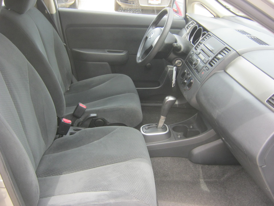 2011 Nissan Versa 1.8 S Hatchback