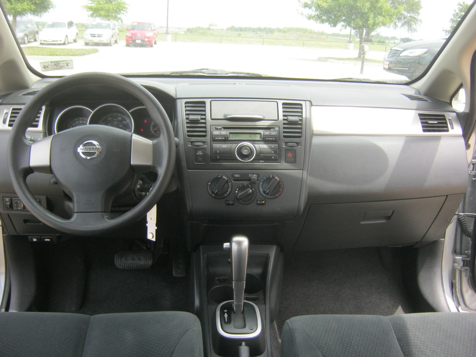 2011 Nissan Versa 1.8 S Hatchback