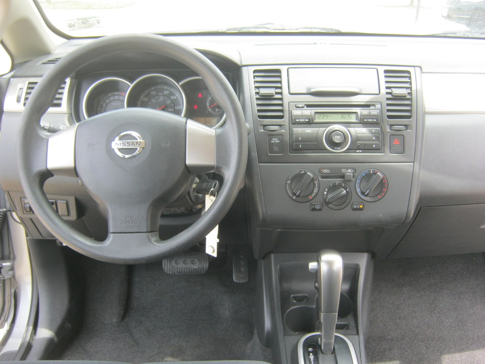 2011 Nissan Versa 1.8 S Hatchback