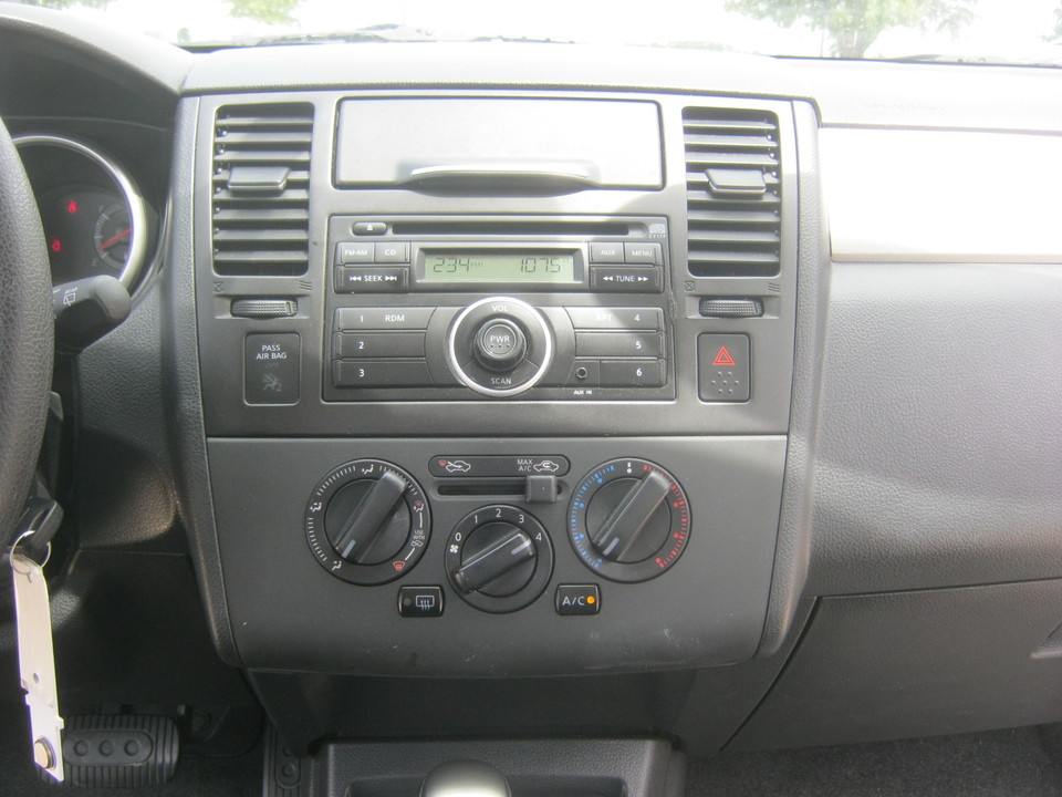 2011 Nissan Versa 1.8 S Hatchback