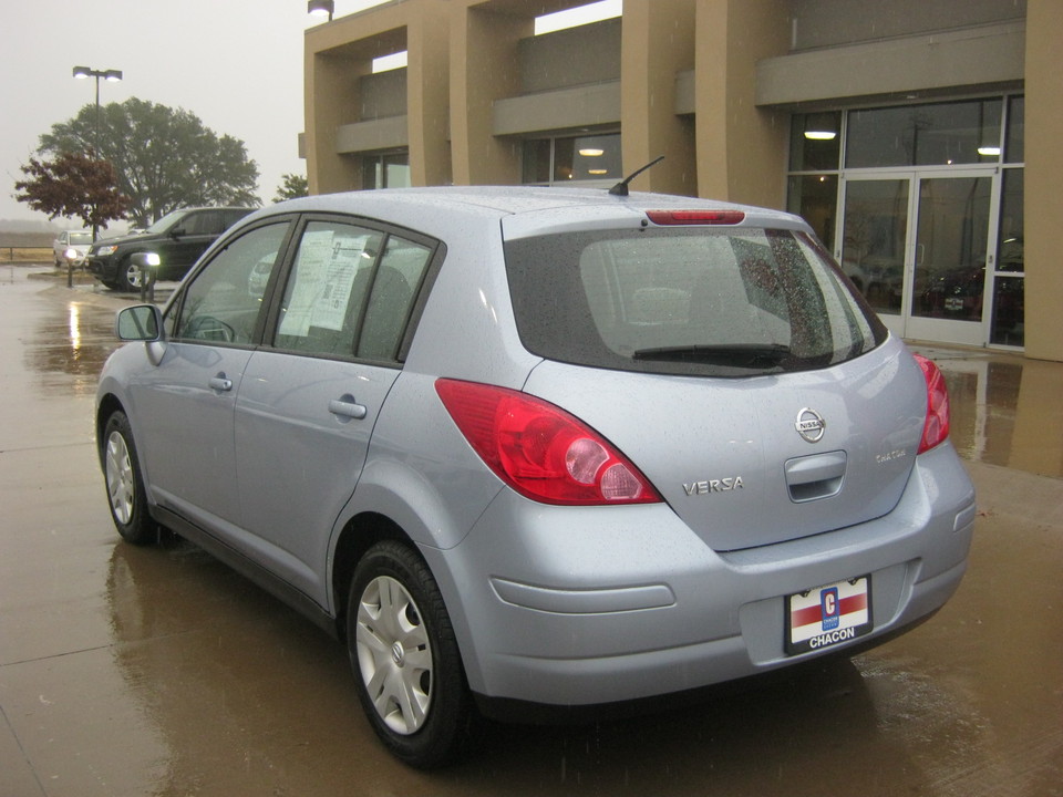 2011 Nissan Versa 1.8 S Hatchback