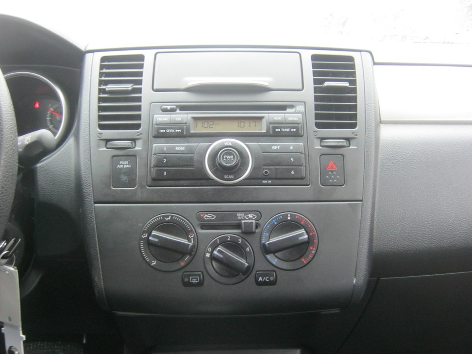 2011 Nissan Versa 1.8 S Hatchback