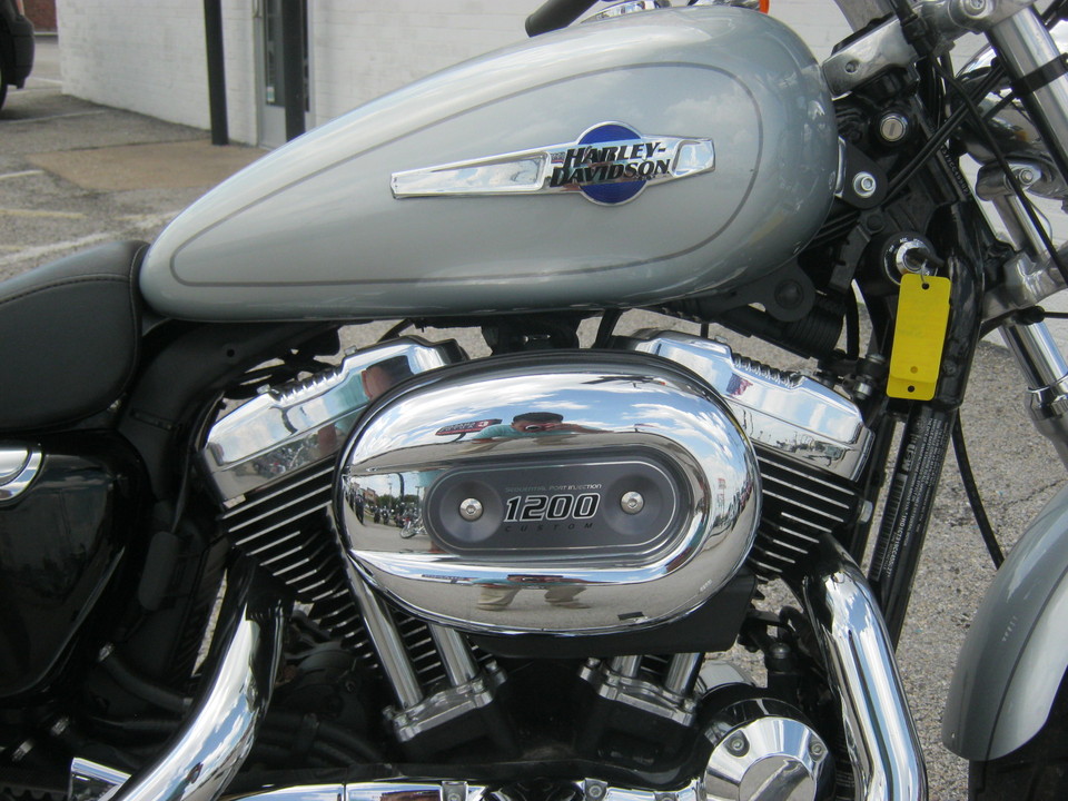 2012 Harley-Davidson XL1200C -