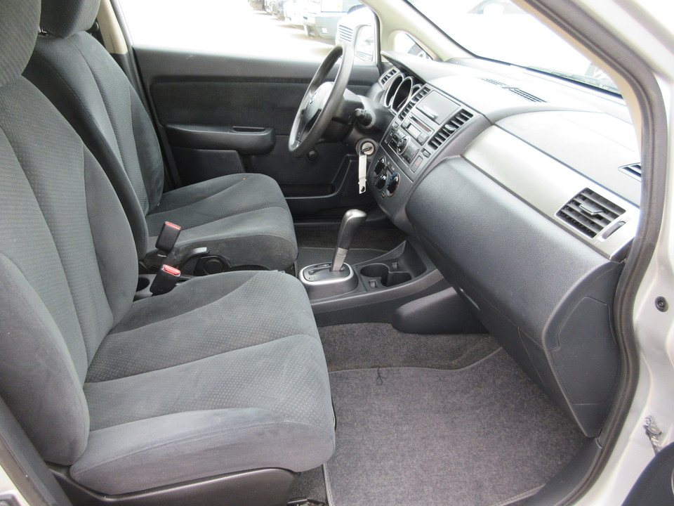 2011 Nissan Versa 1.8 S Hatchback