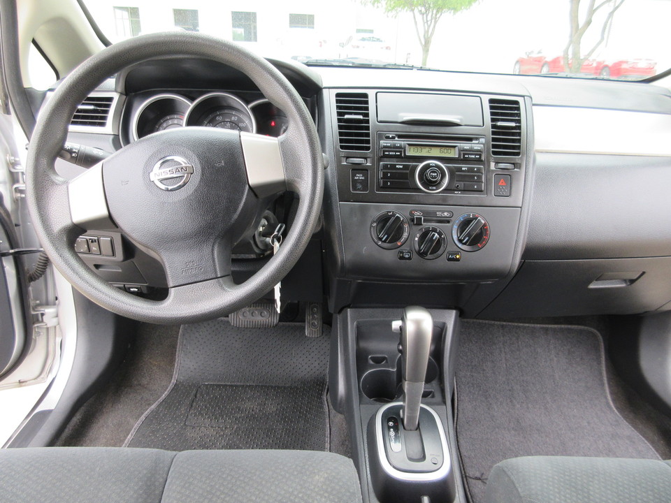 2011 Nissan Versa 1.8 S Hatchback