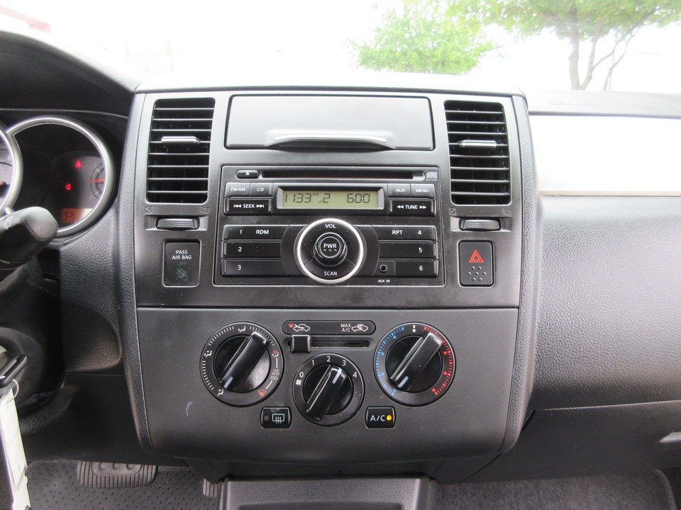 2011 Nissan Versa 1.8 S Hatchback