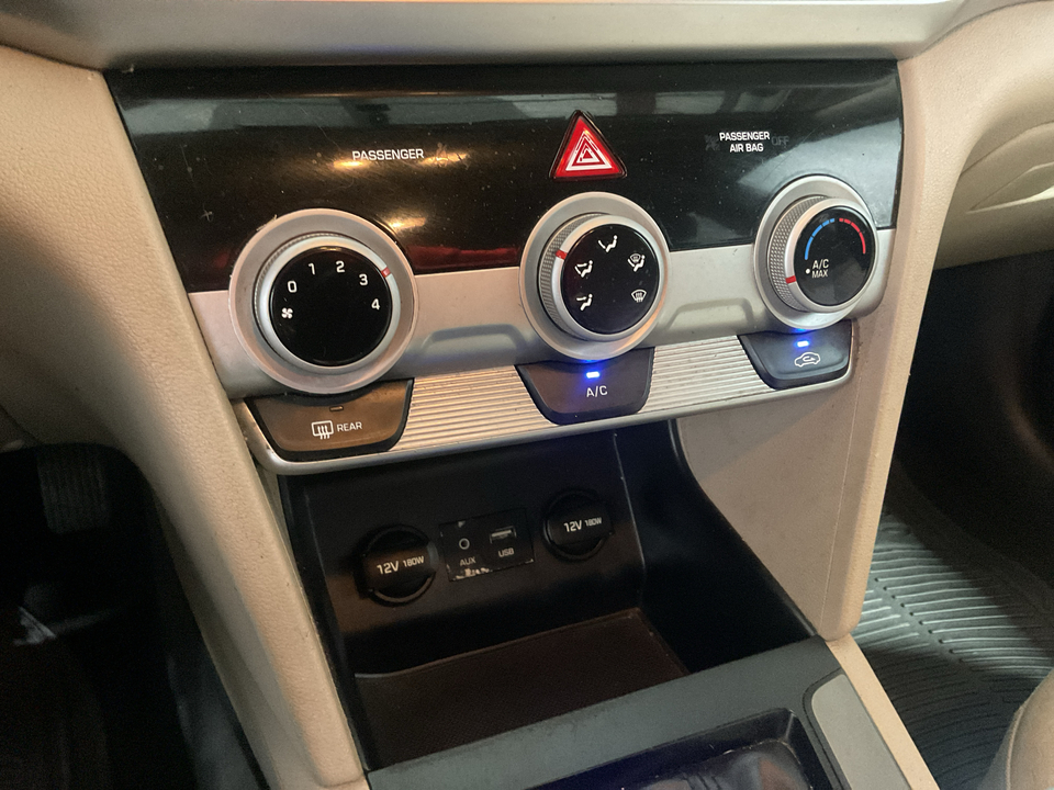 2019 Hyundai Elantra SE 6AT