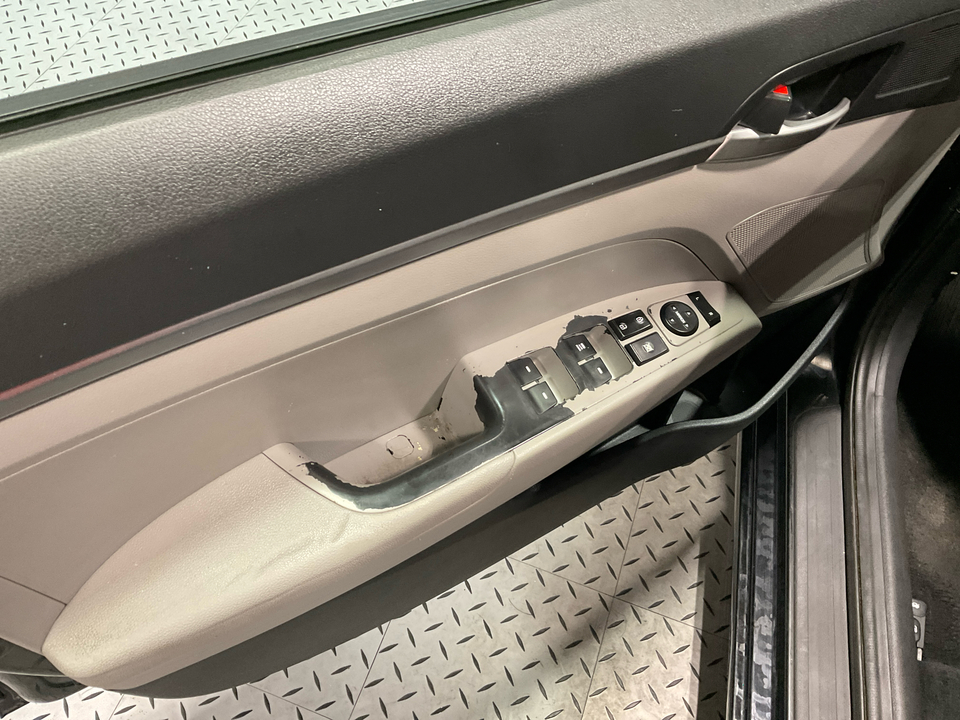 2020 Hyundai Elantra SE 6AT