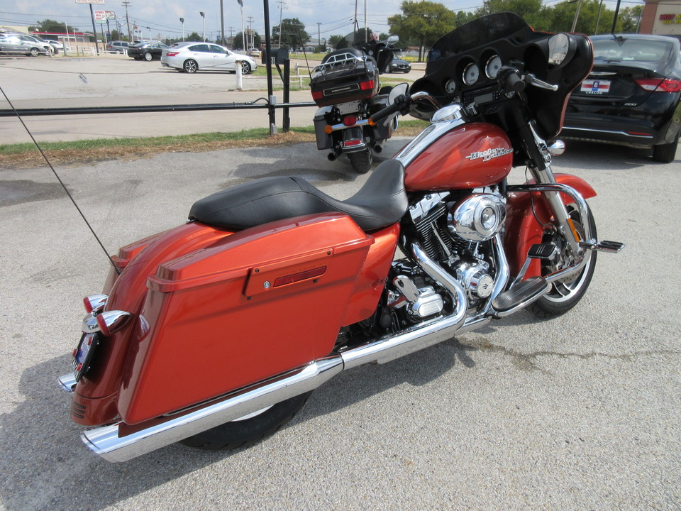 2011 Harley-Davidson FLHXI -