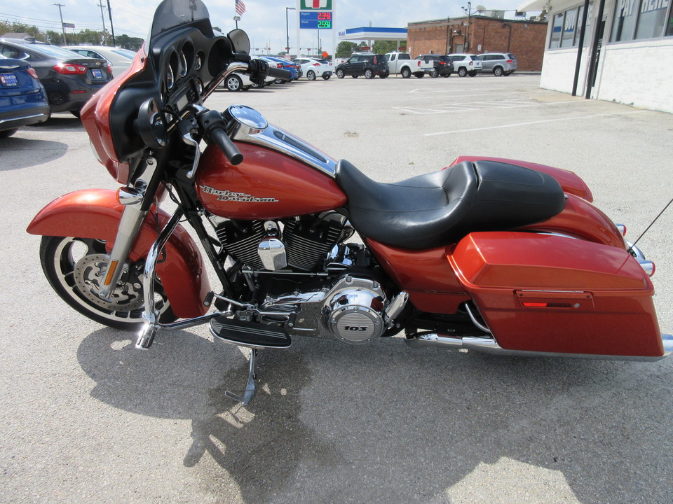 2011 Harley-Davidson FLHXI -